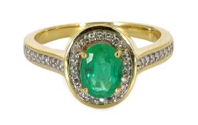 A modern 18ct gold, emerald and diamond set oval cluster ring, with diamond chip set shoulders, size