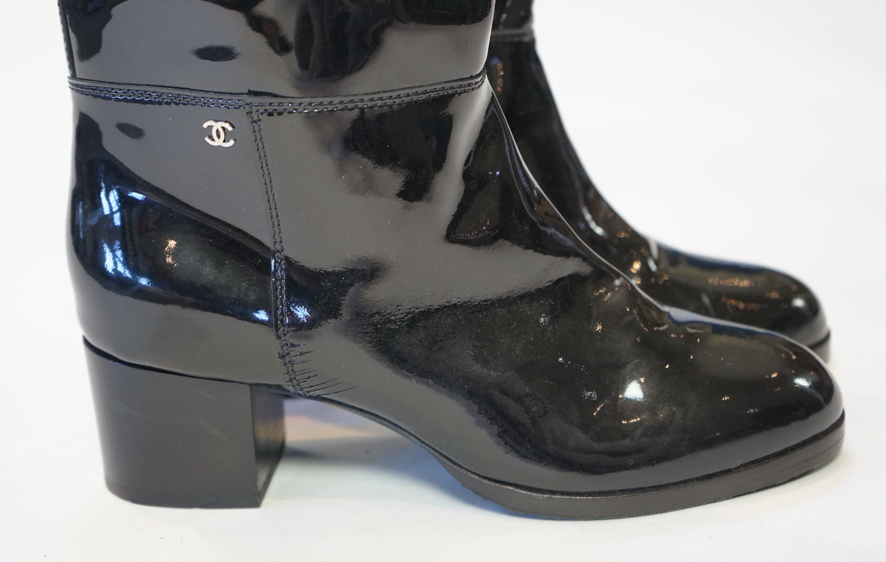 A pair of Chanel lady's black patent knee high mid heel rain boots, with CC to the outside ankle - Image 4 of 7