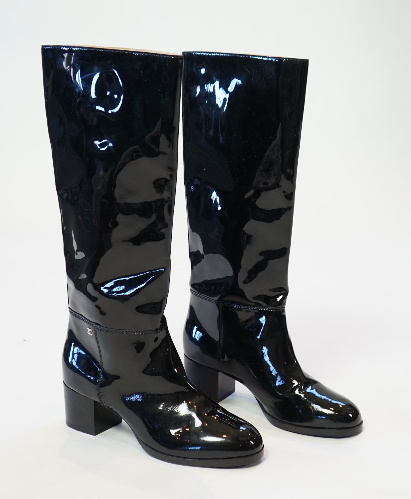 A pair of Chanel lady's black patent knee high mid heel rain boots, with CC to the outside ankle - Image 2 of 7