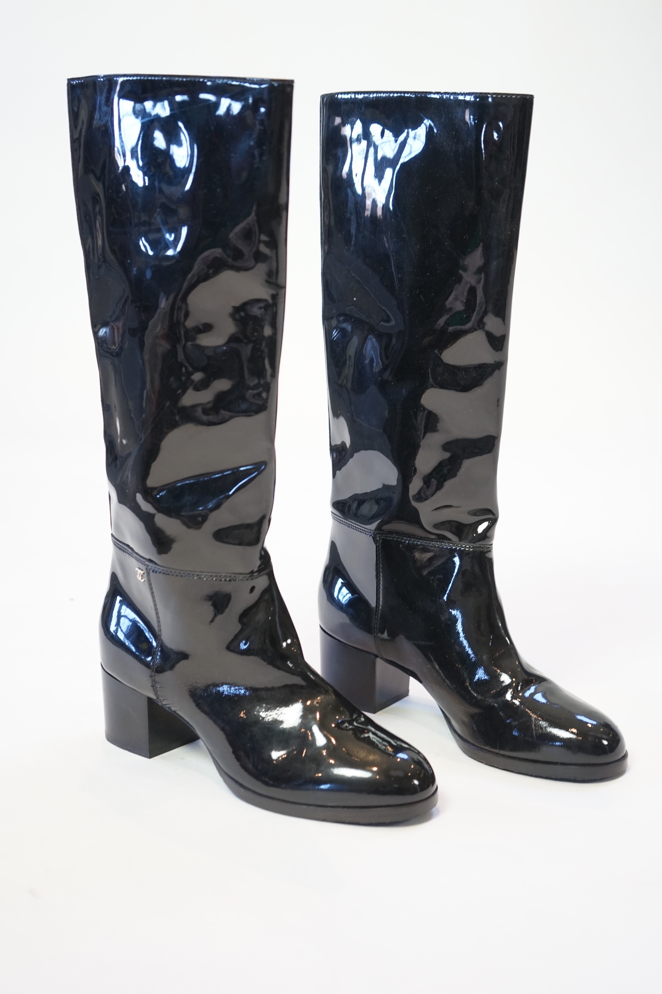 A pair of Chanel lady's black patent knee high mid heel rain boots, with CC to the outside ankle - Image 3 of 7