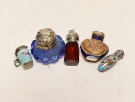 An Edwardian small silver and enamel scent bottle Birmingham, 1901, 29mm, two other small scent