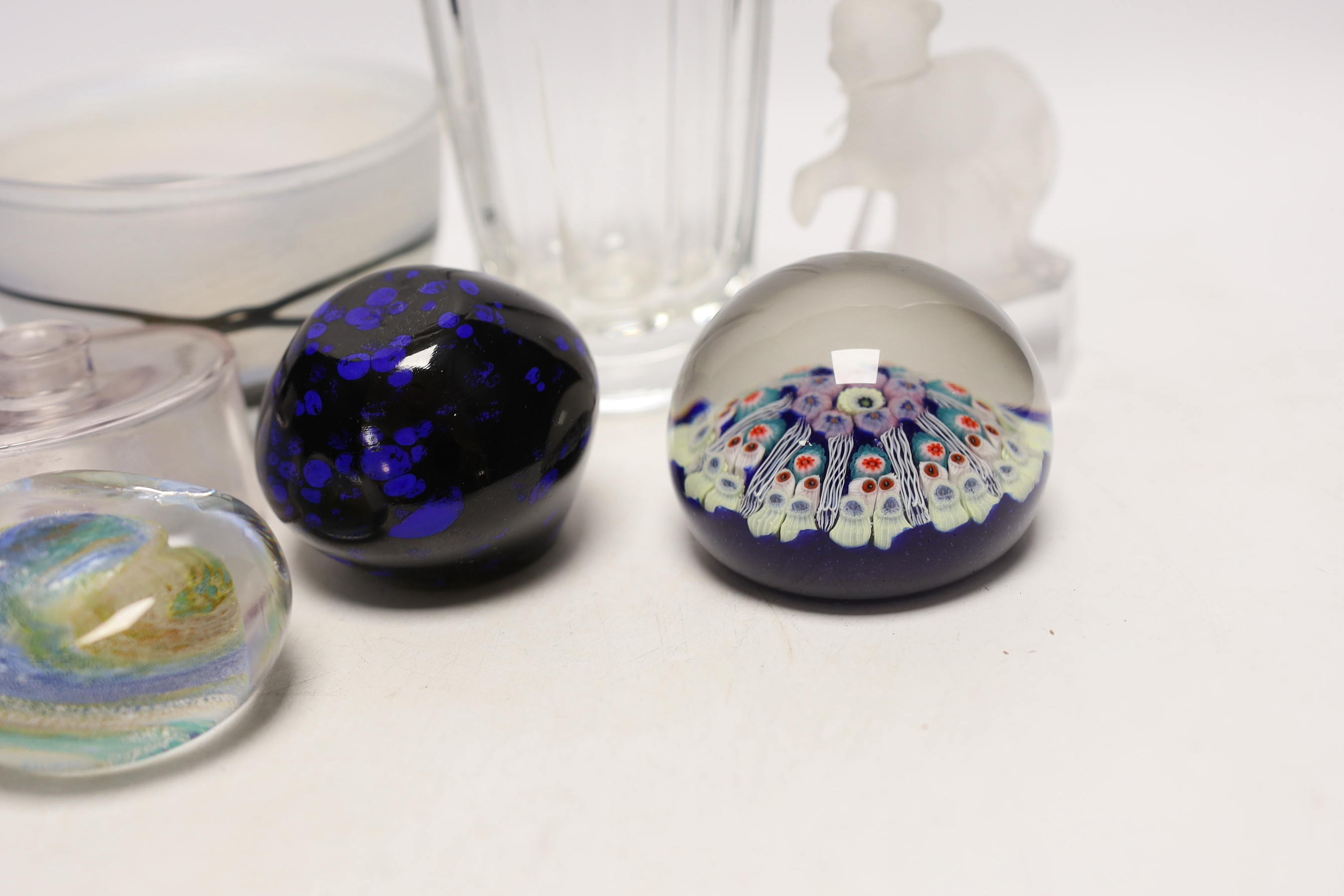 A collection of signed 20th century glassware, a Goebel cat, a Sabino dish, a bowl, an ink bottle, - Image 4 of 5