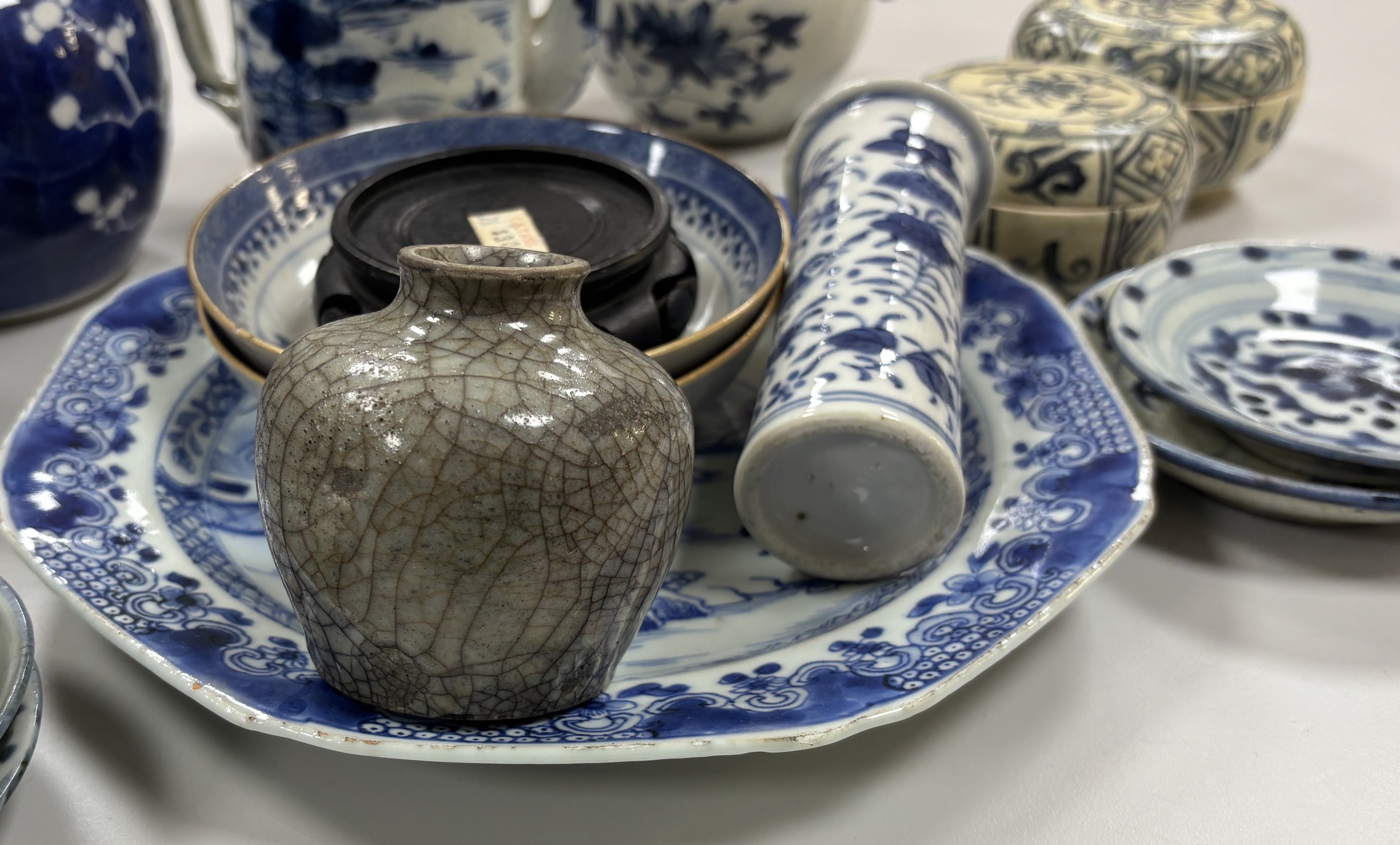 A quantity of Chinese and Annamese blue and white ceramics, 19th century and later - Image 6 of 6