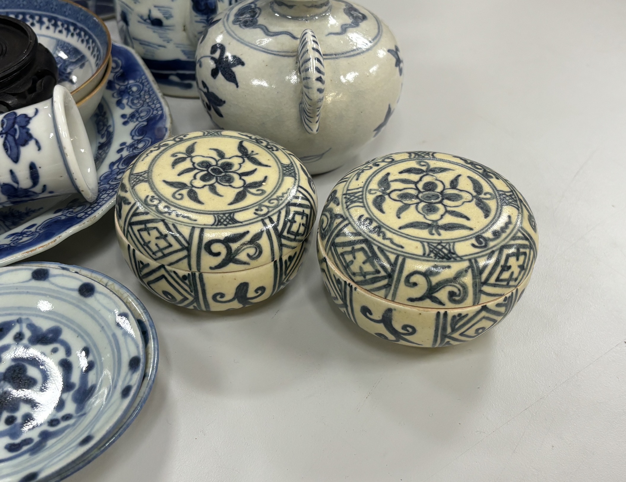 A quantity of Chinese and Annamese blue and white ceramics, 19th century and later - Image 3 of 6