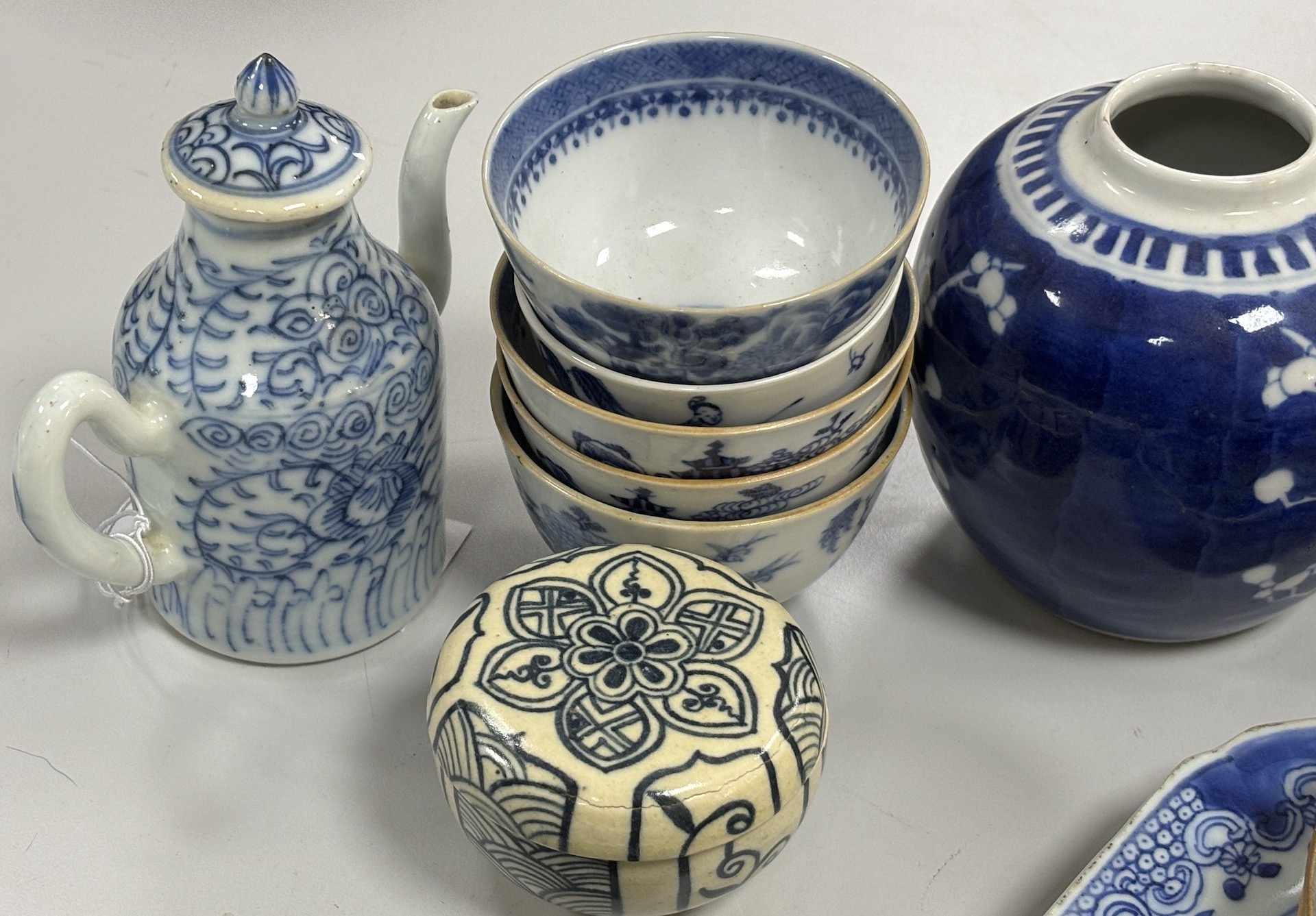 A quantity of Chinese and Annamese blue and white ceramics, 19th century and later - Image 4 of 6