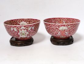 A pair of early 20th century Chinese bowls and stands, 11.5cm diameter
