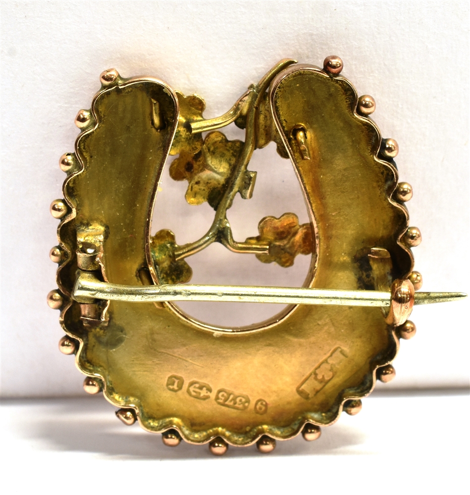 A LATE VICTORIAN 9ct GOLD LUCKY HORSESHOE BROOCH The brooch of rose gold with applied yellow gold - Image 2 of 2