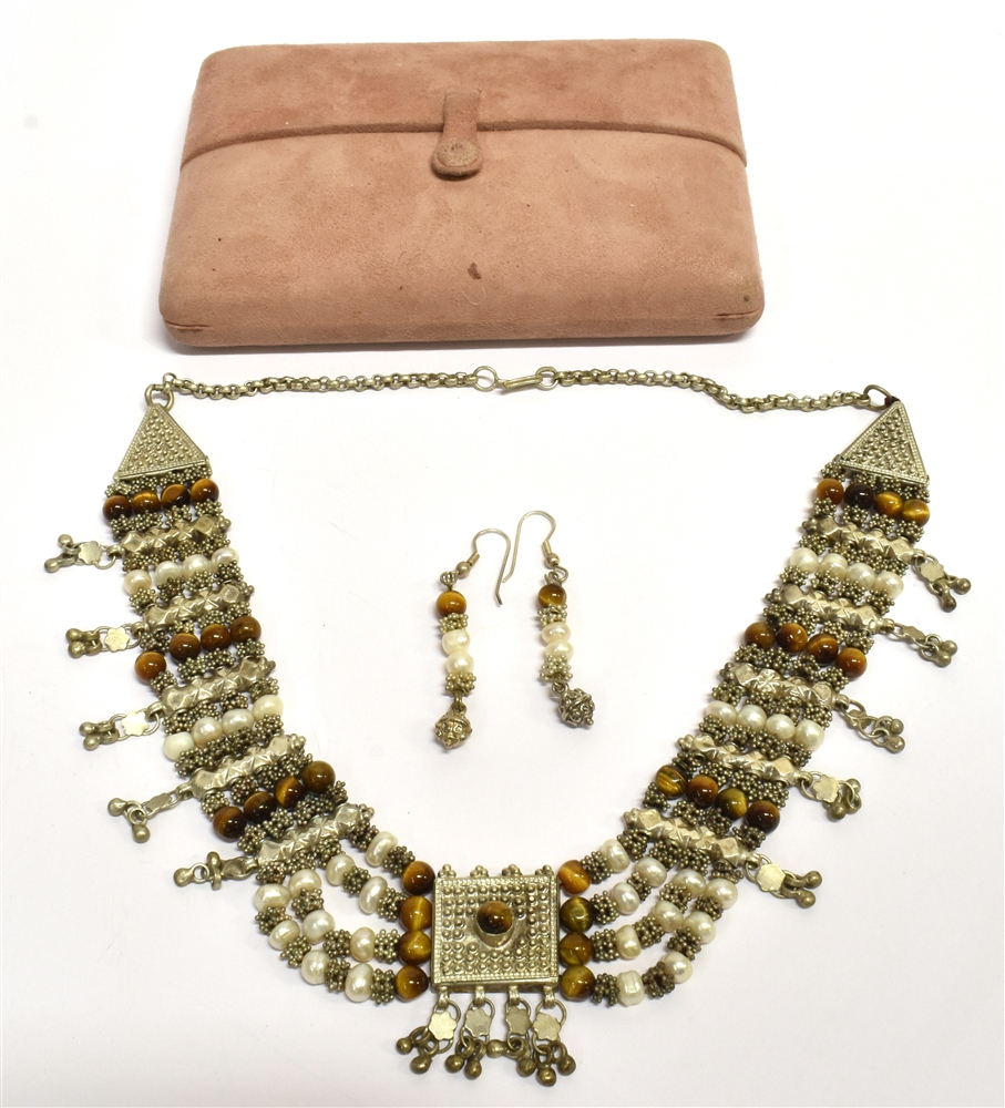 A YEMINI BAROQUE PEARL, TIGERS EYE COLLAR NECKLACE AND MATCHING EARRINGS The necklace of white metal - Image 3 of 5