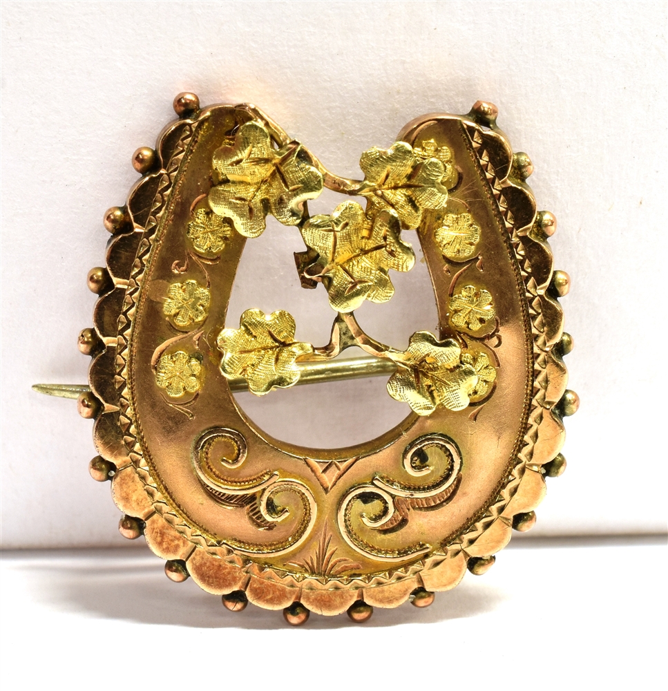 A LATE VICTORIAN 9ct GOLD LUCKY HORSESHOE BROOCH The brooch of rose gold with applied yellow gold