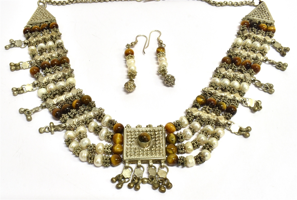 A YEMINI BAROQUE PEARL, TIGERS EYE COLLAR NECKLACE AND MATCHING EARRINGS The necklace of white metal - Image 2 of 5