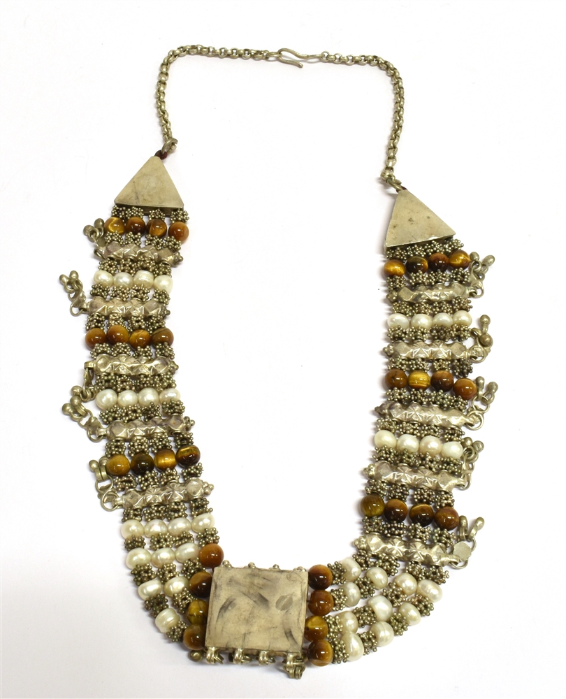 A YEMINI BAROQUE PEARL, TIGERS EYE COLLAR NECKLACE AND MATCHING EARRINGS The necklace of white metal - Image 5 of 5