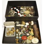 A COLLECTION OF VINTAGE JEWELLERY AND TRINKETS
