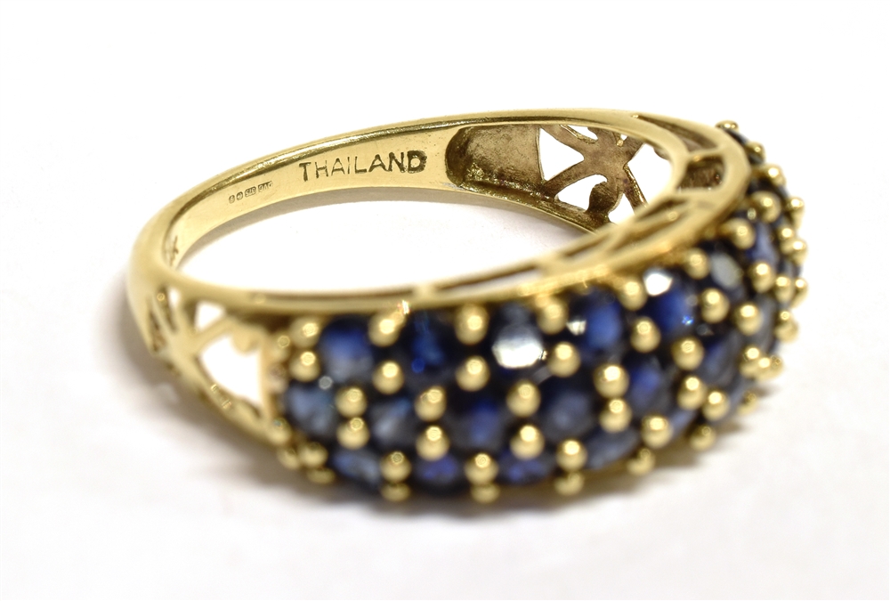 A 9CT GOLD SAPPHIRE CLUSTER RING The cluster made up of a triple row of small near black - Bild 4 aus 4
