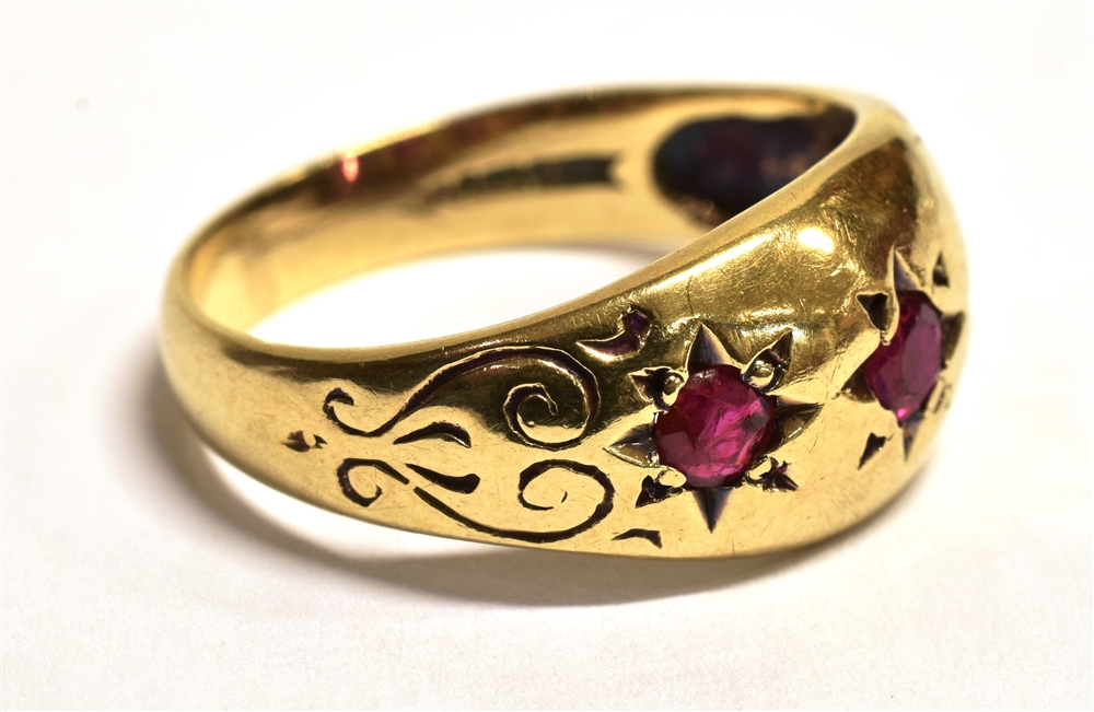 A 9CT GOLD RUBY GYPSY RING The ring set with three star set rubies, engraved pattern to the - Bild 2 aus 3