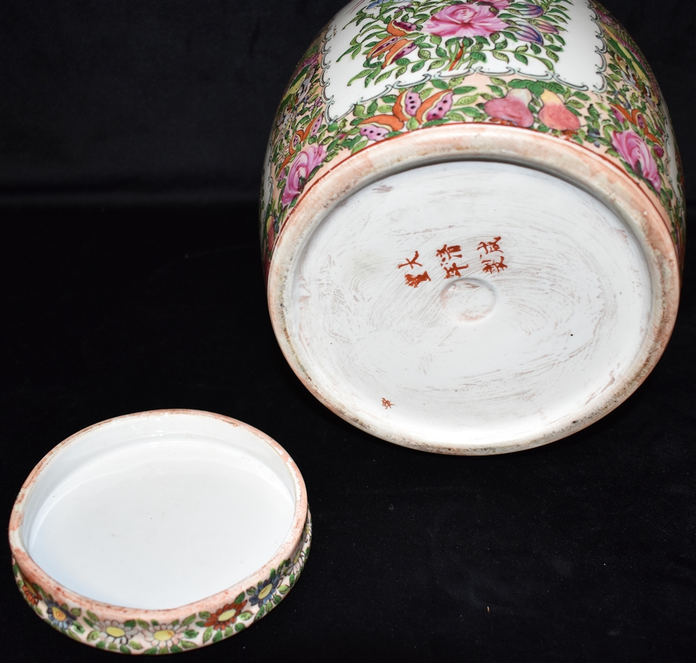 A LARGE CHINESE LIDDED JAR decorated with birds and foliage, 27cm high Condition Report : good - Image 4 of 4