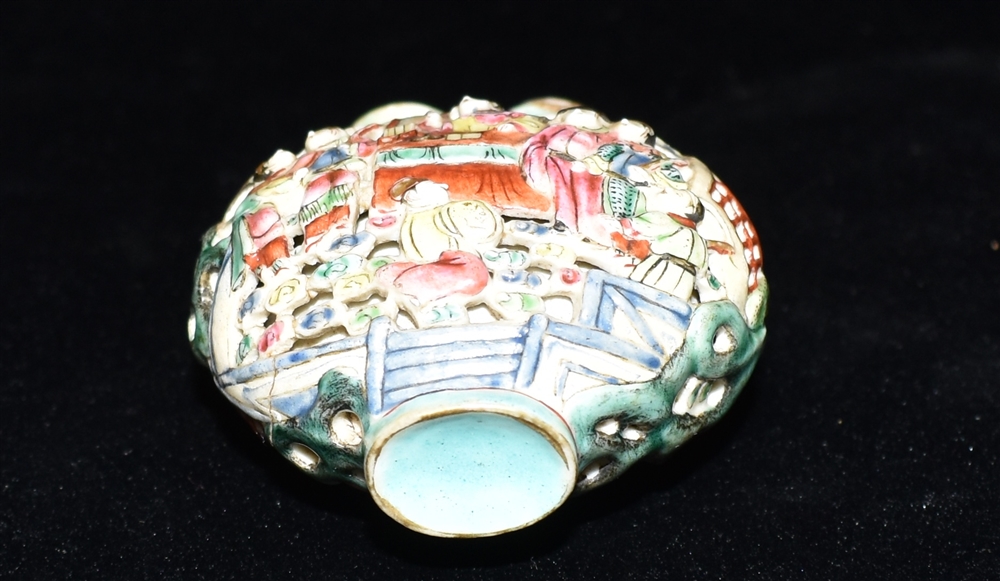 A CHINESE DOUBLE SNUFF BOTTLE the reticulated body decorated with figures and buildings and - Image 3 of 8