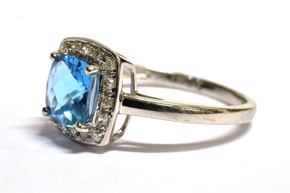 9CT WHITE GOLD DIAMOND CLUSTER RING The ring set with a cushion cut faceted sky blue gemstone - Bild 3 aus 5