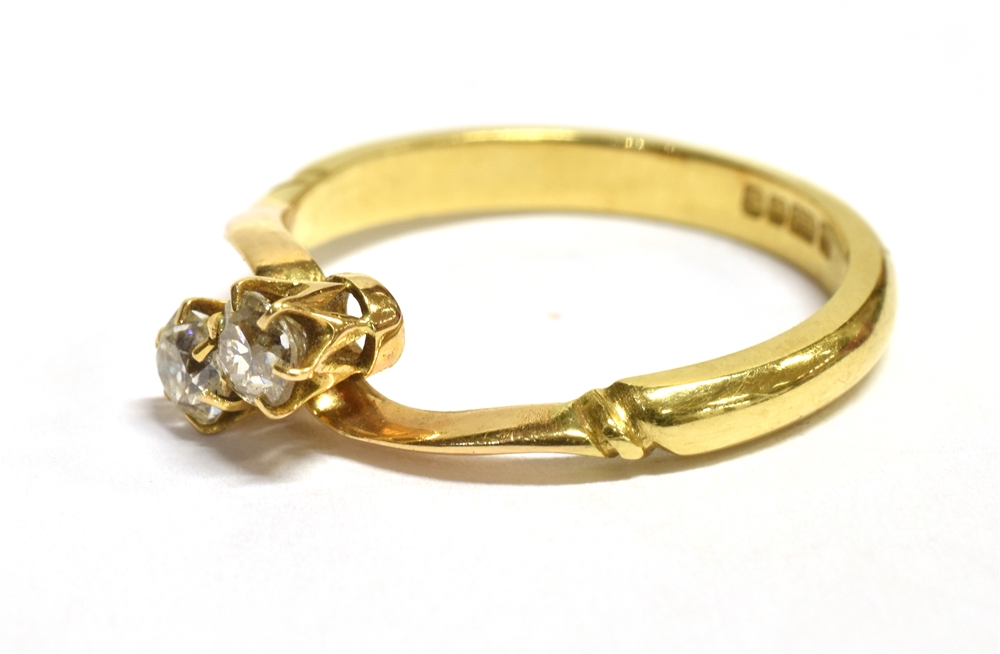AN 18CT GOLD, DIAMOND TWO STONE CROSSOVER RING The two diamonds each measuring approx 2mm in - Bild 5 aus 6