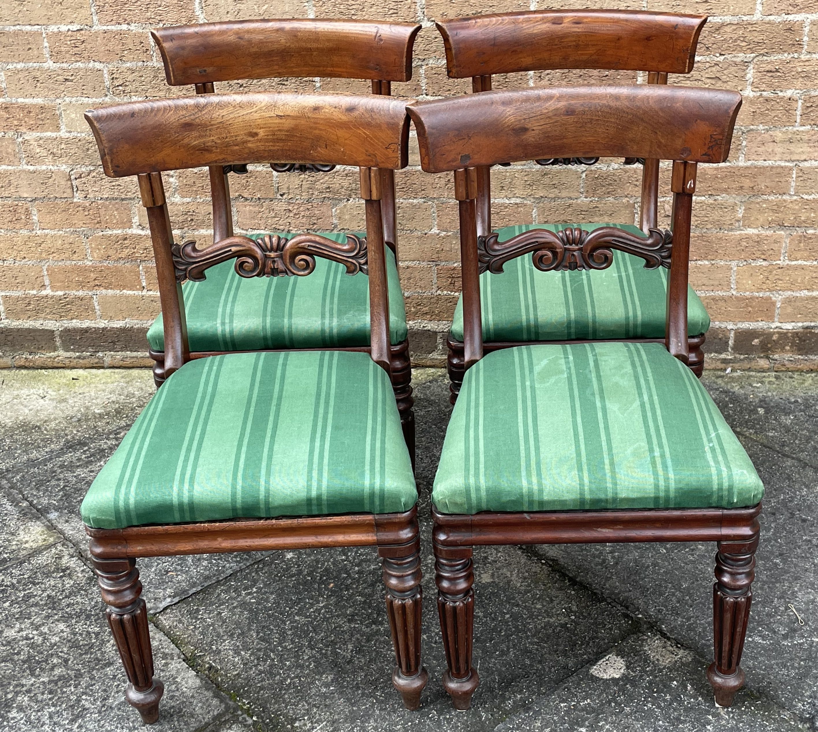 A SET OF FOUR EARLY VICTORIAN MAHOGANY DINING CHAIRS with carved bar backs, on fluted suppports