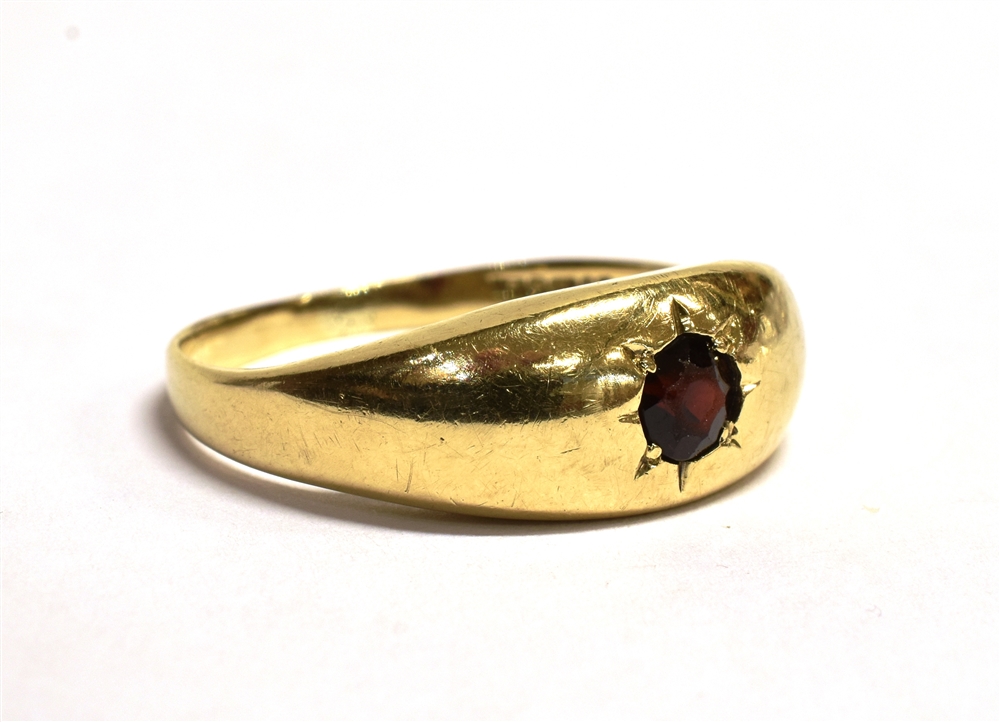 A 9CT GOLD, GARNET GYPSY RING The ring set with a single star set garnet, worn 375 hallmark to the - Bild 2 aus 4
