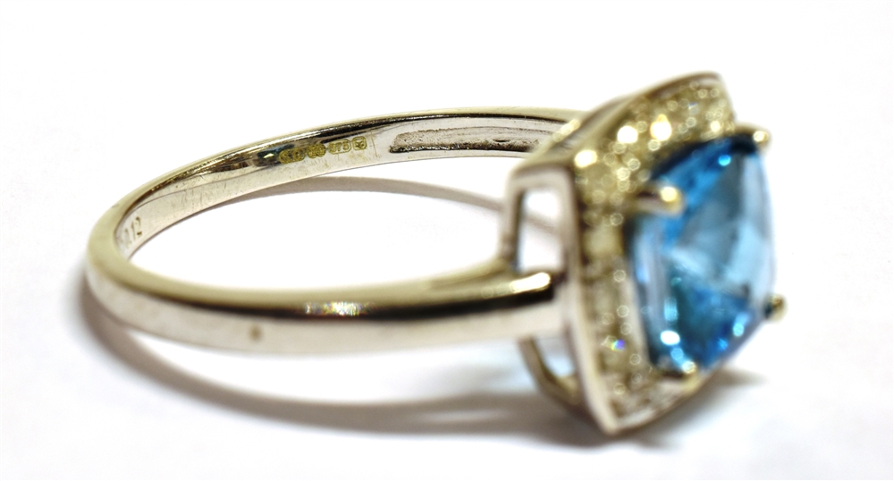 9CT WHITE GOLD DIAMOND CLUSTER RING The ring set with a cushion cut faceted sky blue gemstone - Bild 5 aus 5