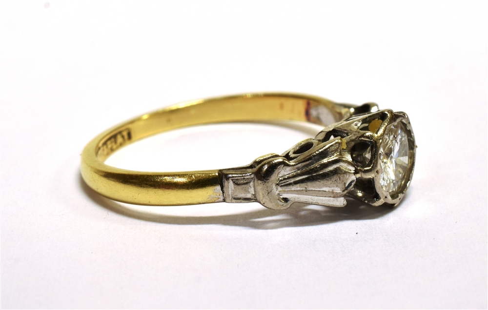 VINTAGE STAMPED 18CT & PLAT DIAMOND SOLITAIRE RING the round cut diamond measuring at least 4.5mm in - Image 2 of 4