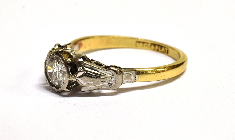 VINTAGE STAMPED 18CT & PLAT DIAMOND SOLITAIRE RING the round cut diamond measuring at least 4.5mm in - Image 3 of 4