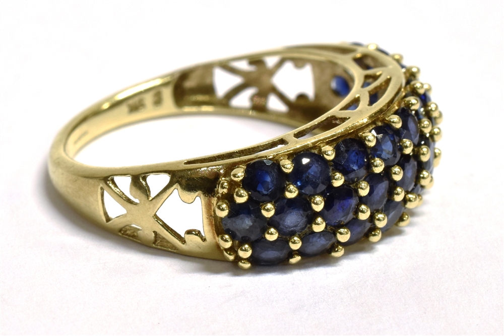 A 9CT GOLD SAPPHIRE CLUSTER RING The cluster made up of a triple row of small near black - Bild 3 aus 4