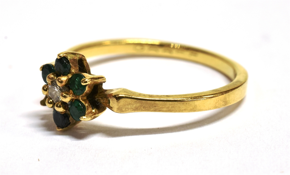 A DIAMOND AND GREEN STONE FLOWER HEAD RING The ring set with a small central diamond with green - Bild 3 aus 4