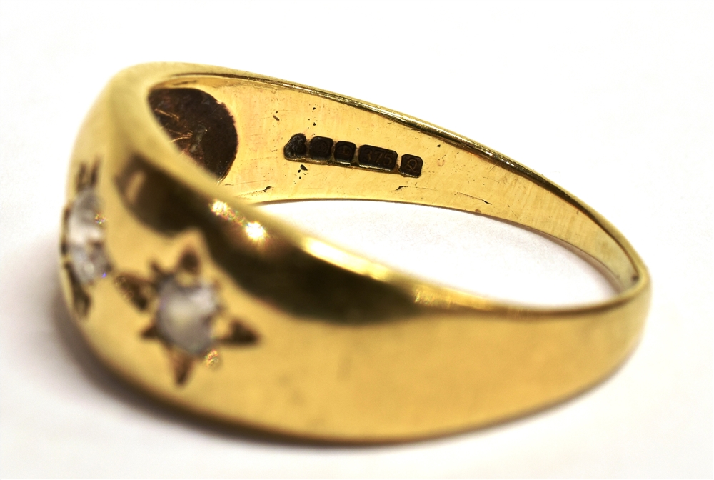 9CT GOLD PASTE SET GYPSY RING The ring set with three star set clear paste stones, worn 375 hallmark - Bild 4 aus 5