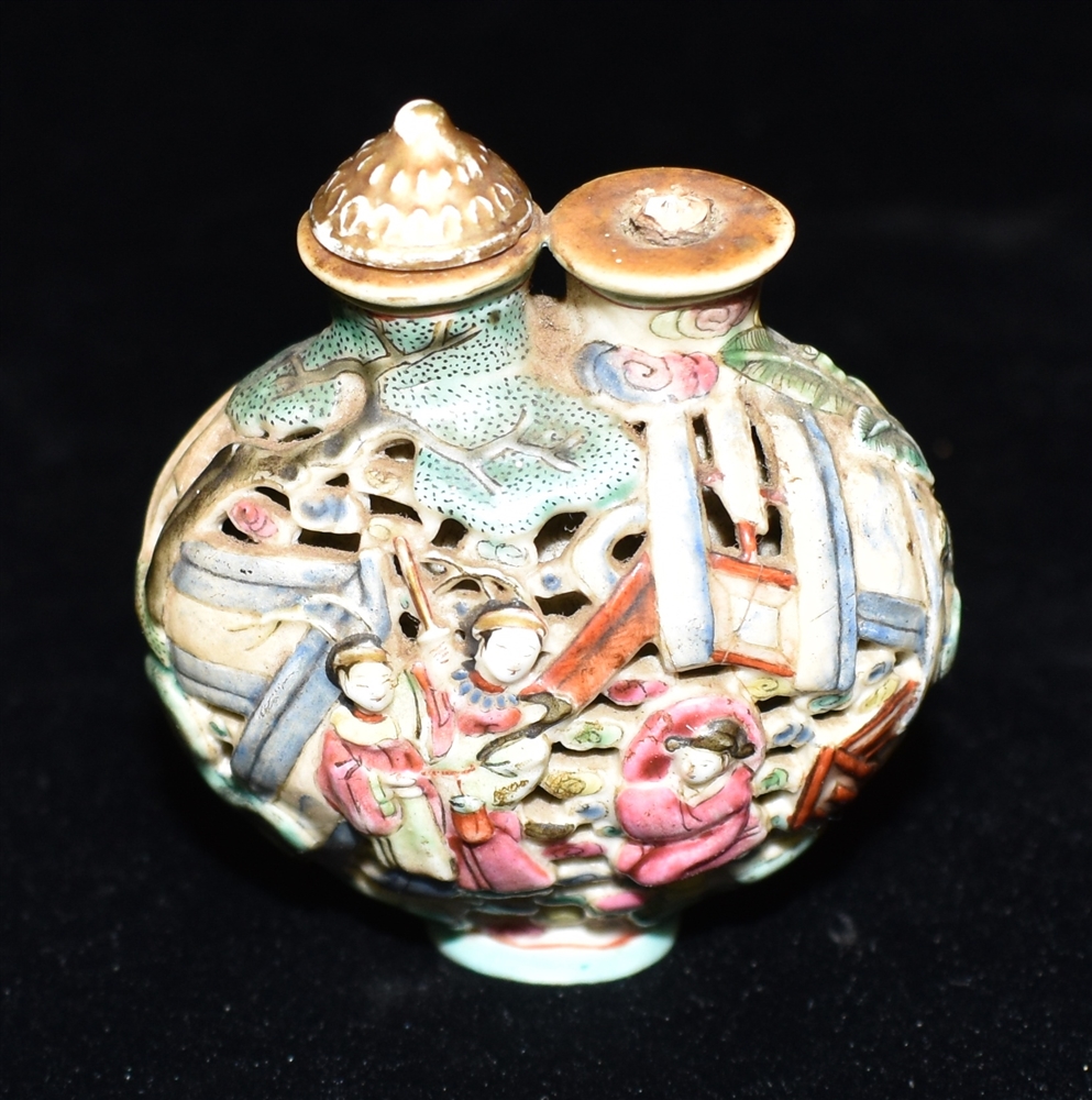 A CHINESE DOUBLE SNUFF BOTTLE the reticulated body decorated with figures and buildings and - Image 8 of 8