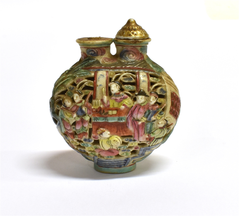 A CHINESE DOUBLE SNUFF BOTTLE the reticulated body decorated with figures and buildings and - Image 4 of 8