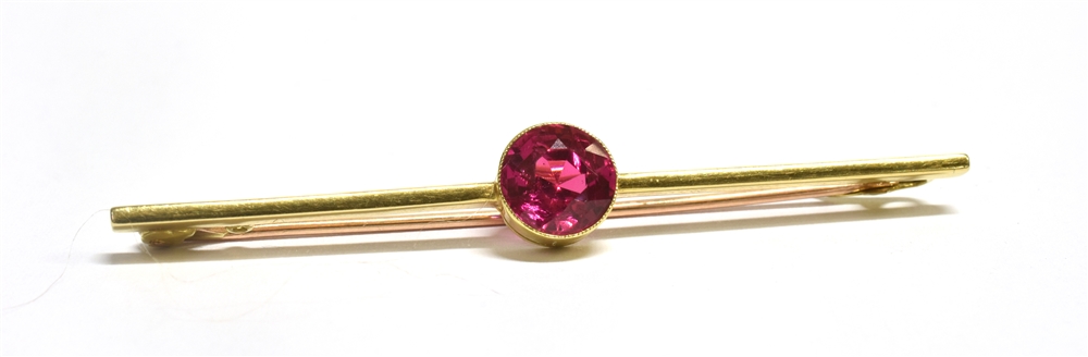 A MARKED 15CT PINK SPINEL BAR BROOCH Length 5.6cm, round cut spinel diameter 8mm, weight 3.5g