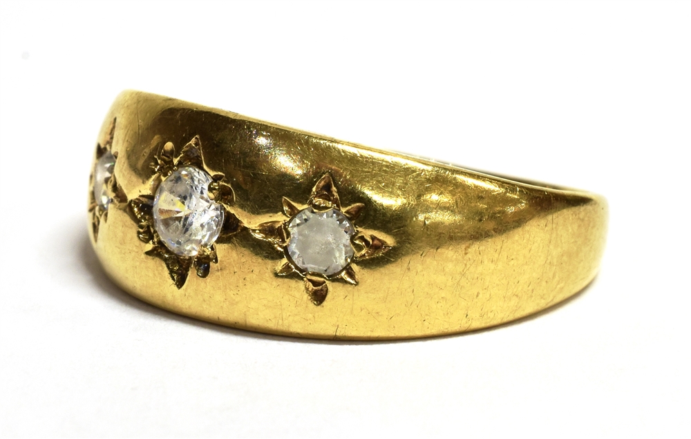 9CT GOLD PASTE SET GYPSY RING The ring set with three star set clear paste stones, worn 375 hallmark - Bild 3 aus 5