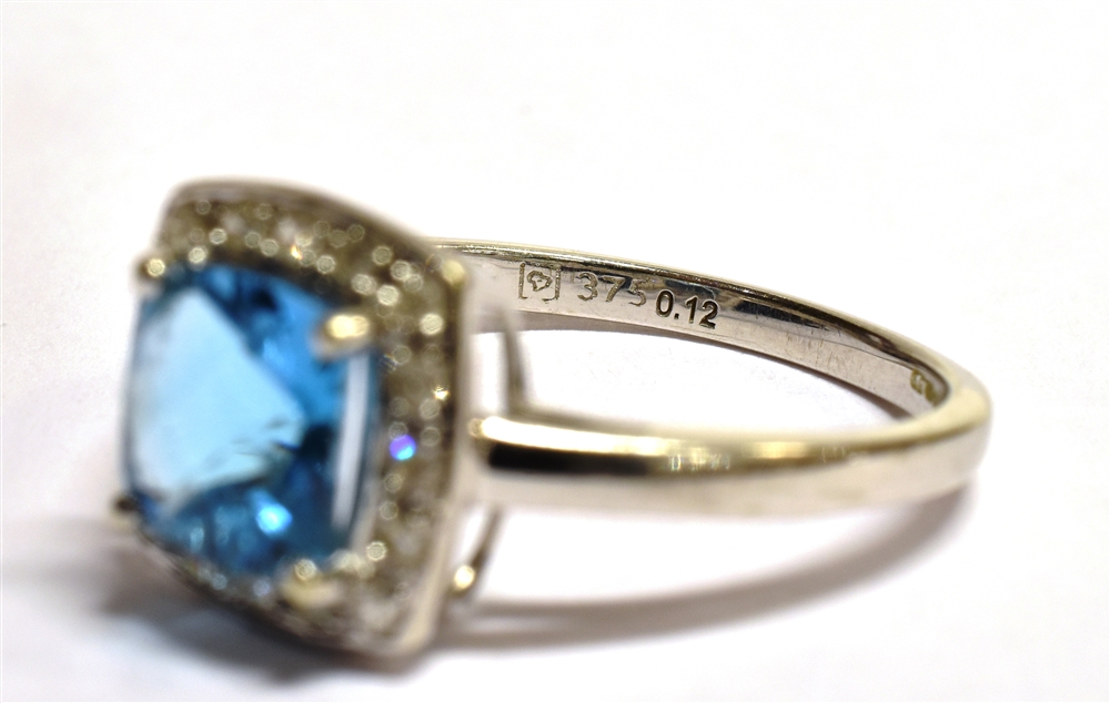 9CT WHITE GOLD DIAMOND CLUSTER RING The ring set with a cushion cut faceted sky blue gemstone - Bild 4 aus 5