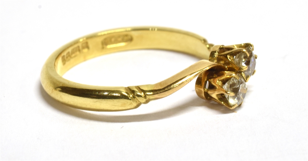 AN 18CT GOLD, DIAMOND TWO STONE CROSSOVER RING The two diamonds each measuring approx 2mm in - Bild 4 aus 6