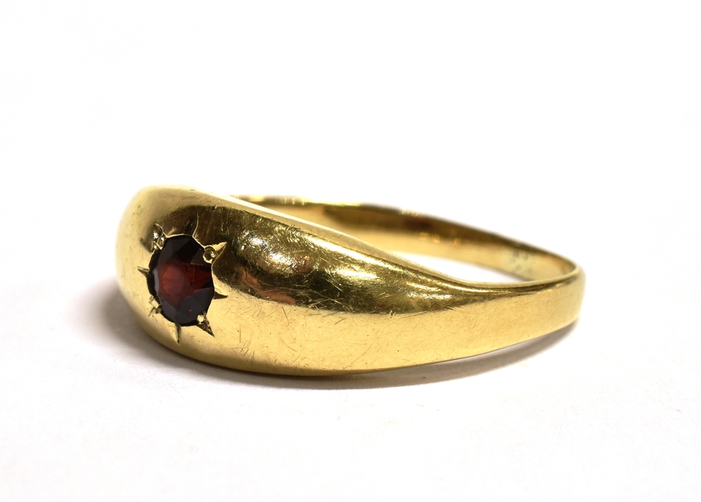 A 9CT GOLD, GARNET GYPSY RING The ring set with a single star set garnet, worn 375 hallmark to the - Bild 3 aus 4