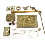 A COLLECTION OF VINTAGE JEWELLERY AND TRINKETS to include a 15ct gold dress stud (weight 2.2g), some