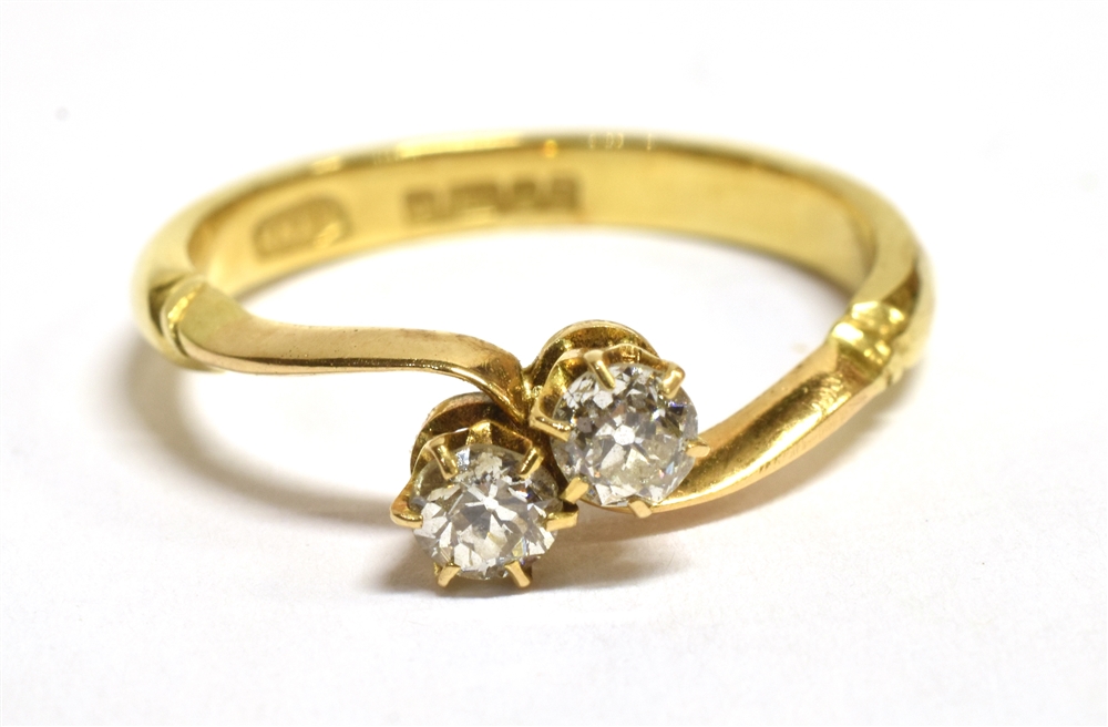 AN 18CT GOLD, DIAMOND TWO STONE CROSSOVER RING The two diamonds each measuring approx 2mm in - Bild 6 aus 6
