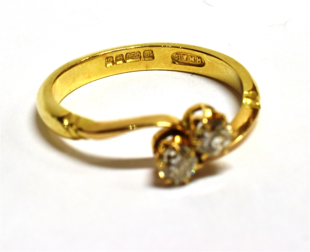 AN 18CT GOLD, DIAMOND TWO STONE CROSSOVER RING The two diamonds each measuring approx 2mm in - Bild 3 aus 6