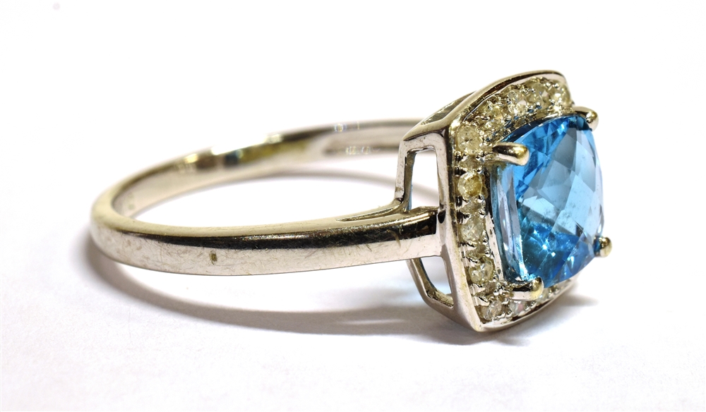 9CT WHITE GOLD DIAMOND CLUSTER RING The ring set with a cushion cut faceted sky blue gemstone - Bild 2 aus 5