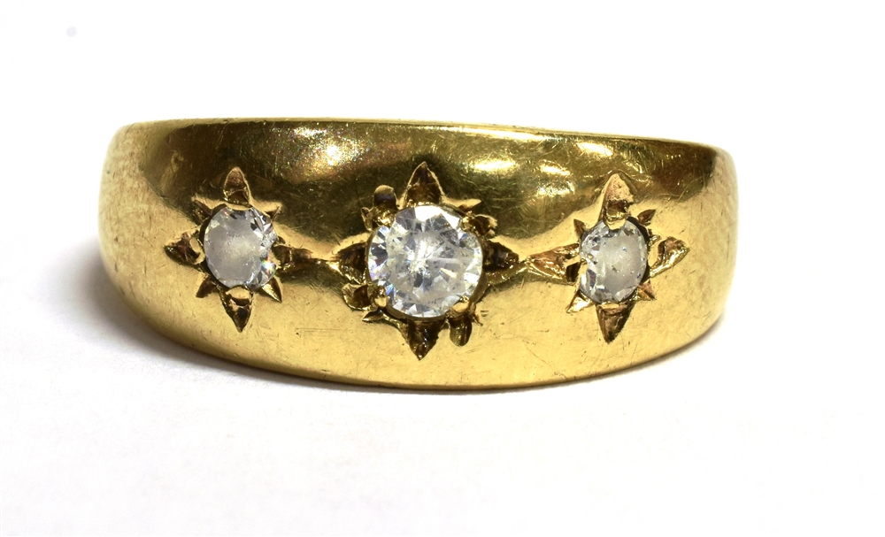 9CT GOLD PASTE SET GYPSY RING The ring set with three star set clear paste stones, worn 375 hallmark - Bild 5 aus 5