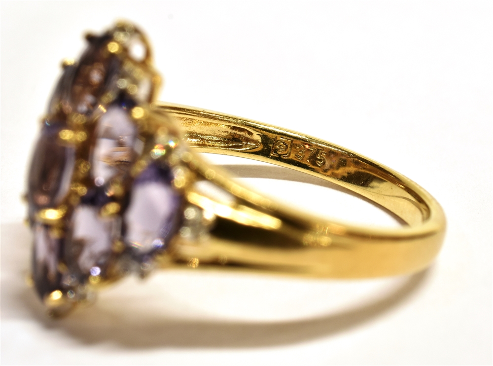 A 9CT GOLD AMETHYST CLUSTER RING The lozenge shaped cluster set with nine round cut light - Bild 4 aus 4
