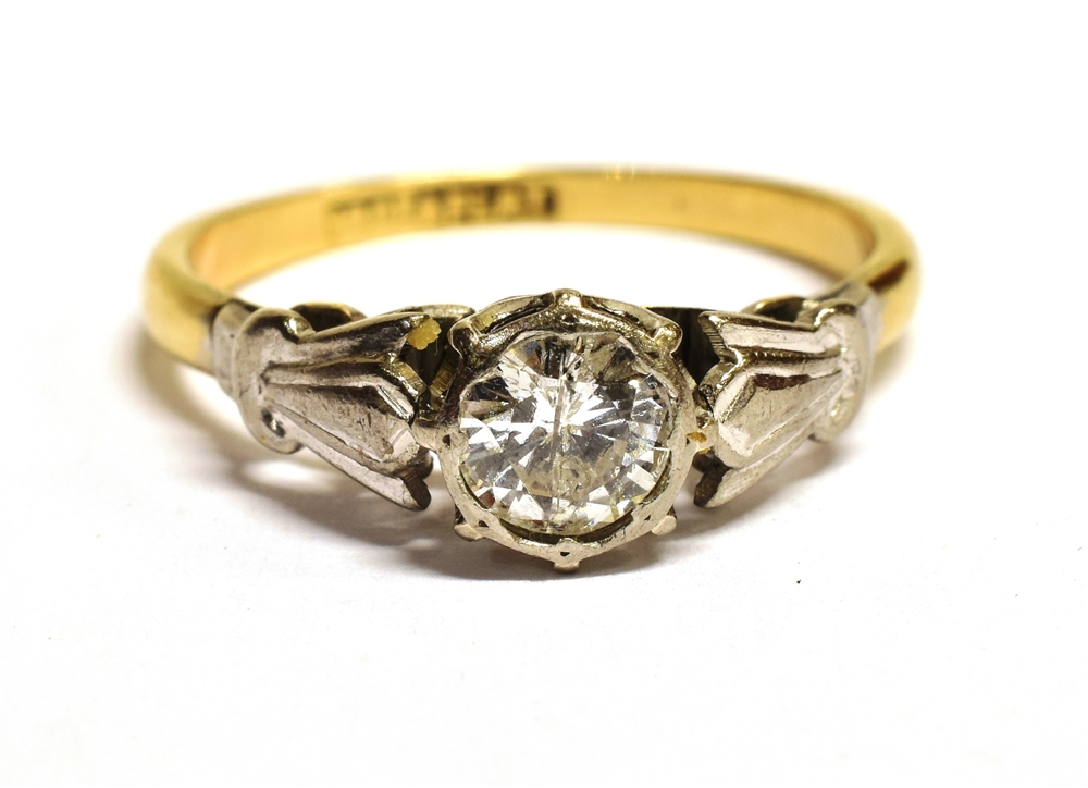 VINTAGE STAMPED 18CT & PLAT DIAMOND SOLITAIRE RING the round cut diamond measuring at least 4.5mm in