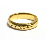 18CT GOLD PATTERNED BAND RING Faded hallmark, possibly Sheffield, band width 5mm, ring size O,