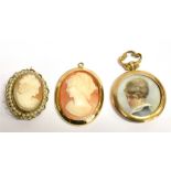 THREE ITEMS OF VINTAGE JEWELLERY A 9ct gold circular mounted reverse photo locket/fob diameter 2.