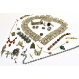 A COLLECTION OF VINTAGE COSTUME JEWELLERY to include silver, butterfly wing, malachite and