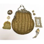 A COLLECTION OF EARLY 20TH CENTURY JEWELLERY AND TRINKETS to include a yellow metal mounted