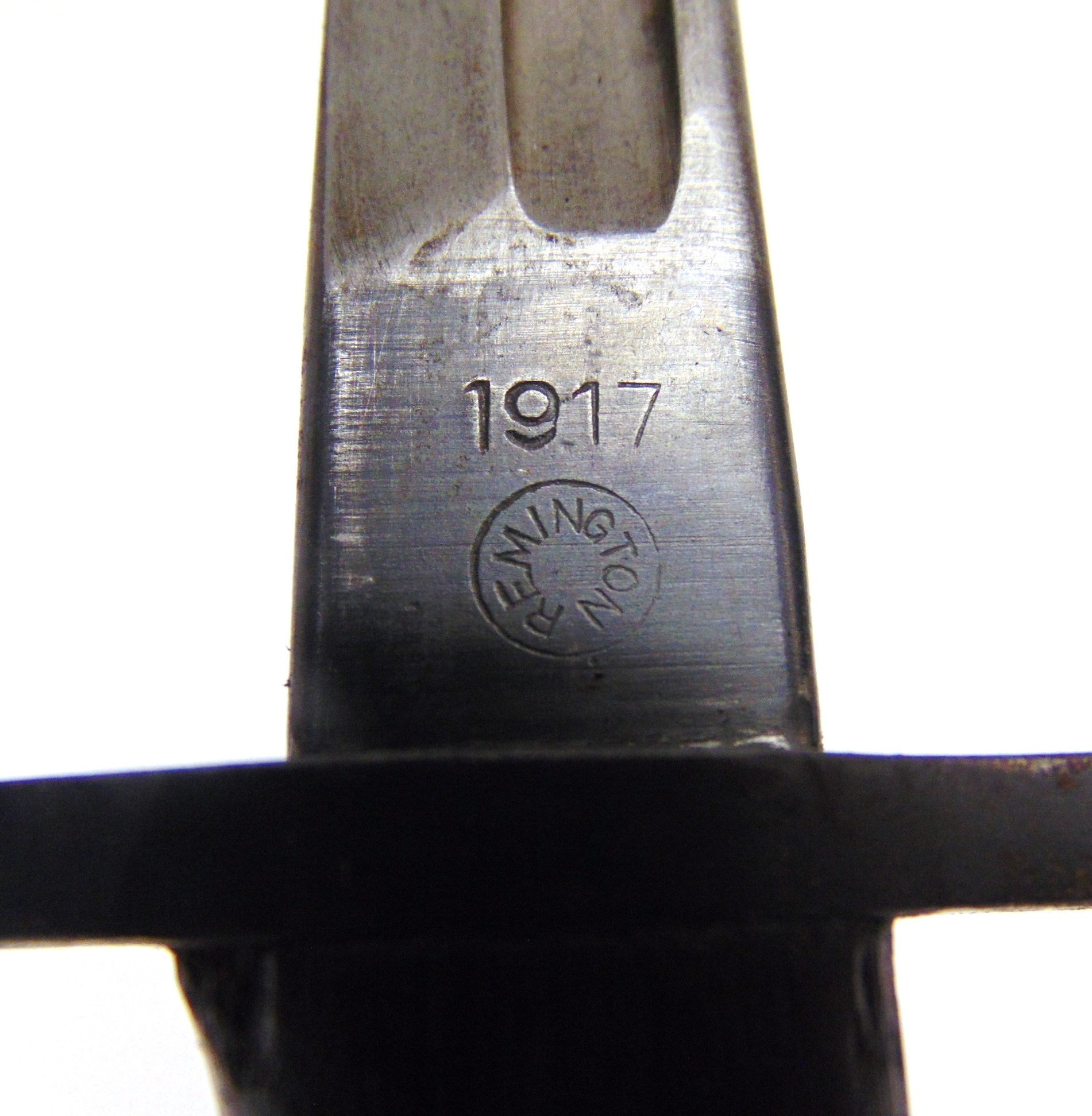 A U.S. M1917 SWORD BAYONET by Remington, the 17 inch (43cm) blade marked at the ricasso '1917 / - Image 3 of 4