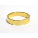 18CT GOLD BAND RING London hallmark, width 4.5mm, size M, weight 5.5g